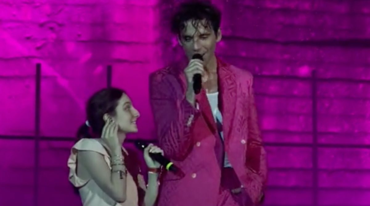 Mika invita una ragazza non vedente sul palco a cantare con lui: il video è struggente