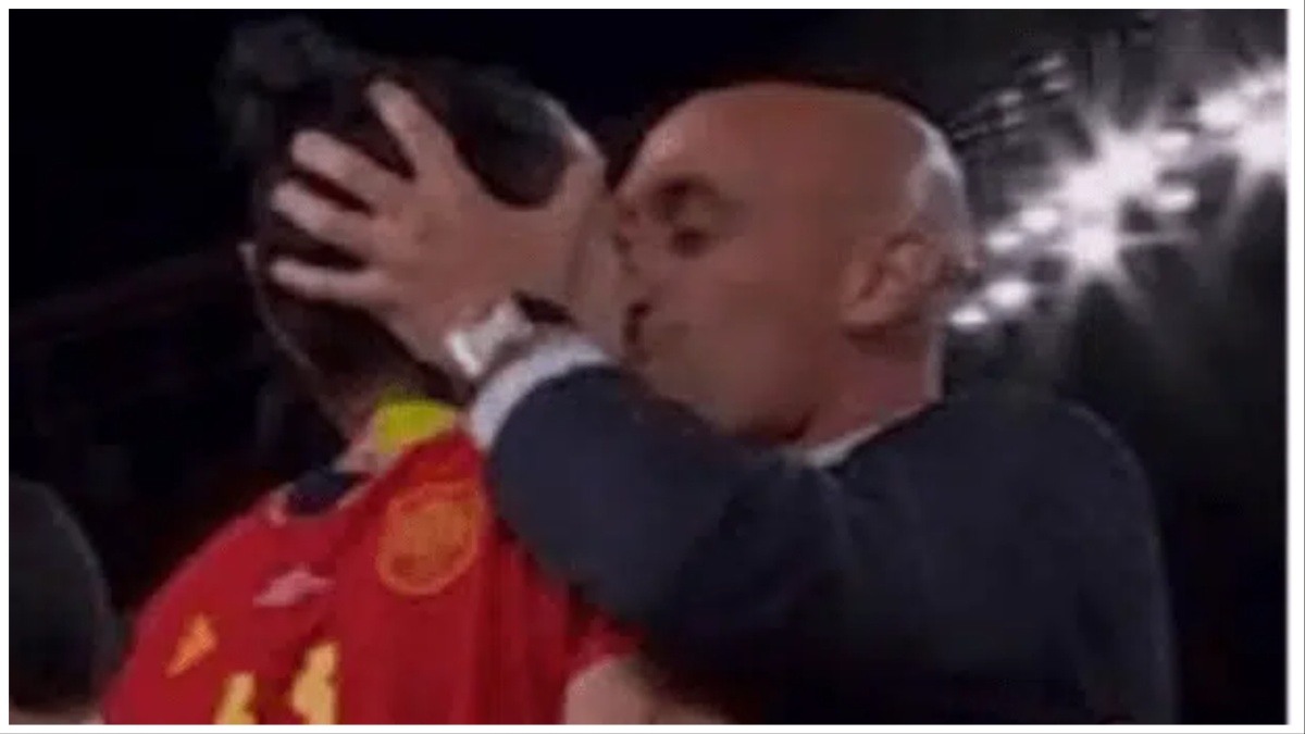 Il presidente della Federcalcio spagnola bacia sulla bocca una giocatrice senza il suo consenso