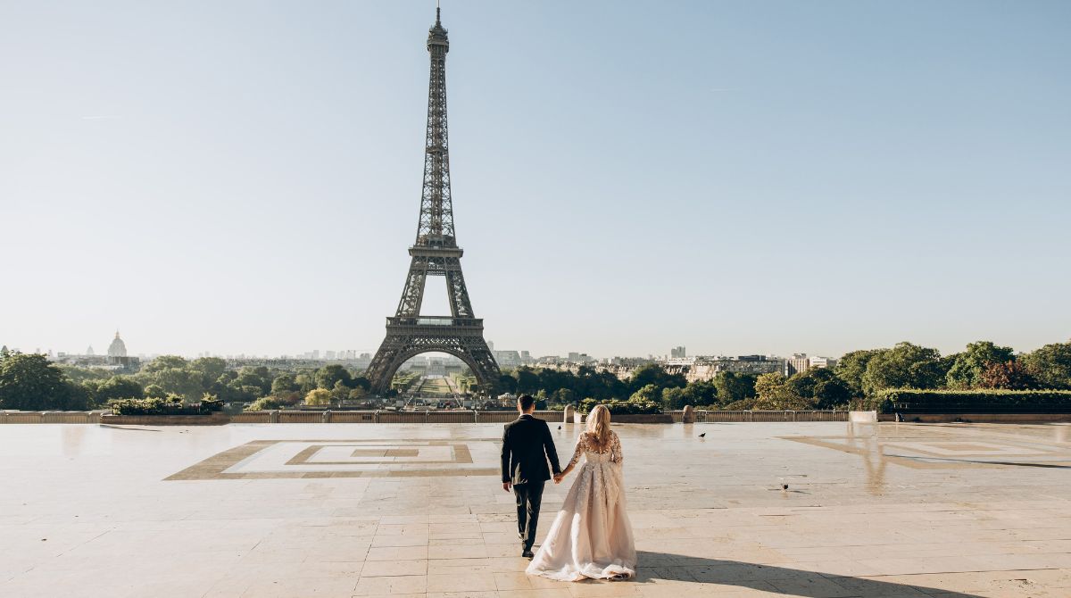 Invitata ad un matrimonio a Parigi, ma deve portarsi cibo e bevande da casa