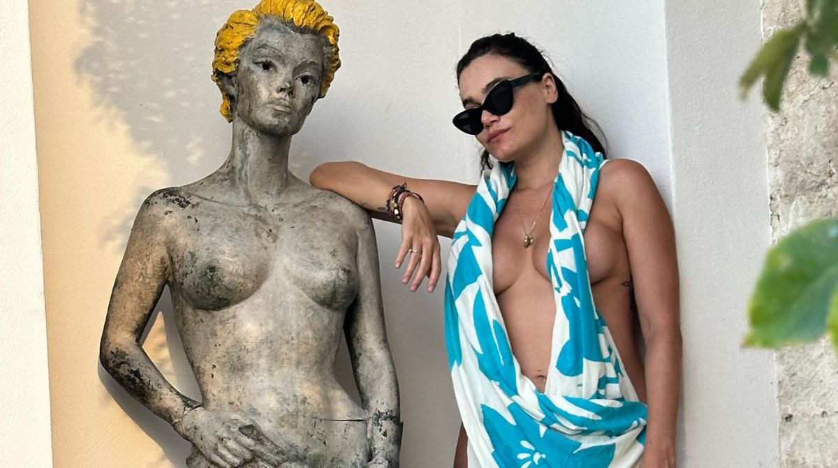 Romina Power pubblica la foto della figlia seminuda accanto alla statua di Linda Christian