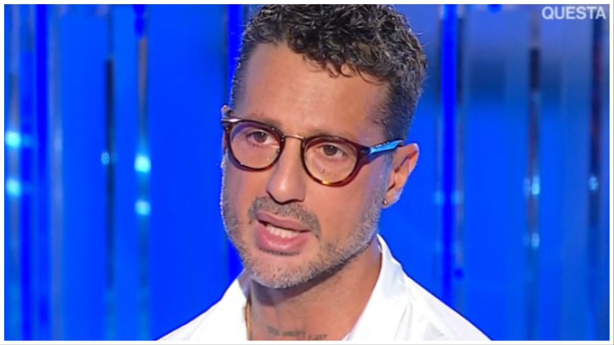 Fabrizio Corona annuncia: “E’ venuta a prendermi la polizia a casa, sto andando in Questura”