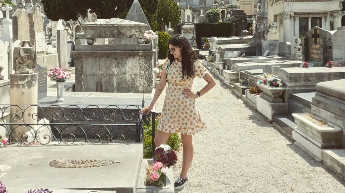 Giulia Depentor, l’influencer dei cimiteri: “Racconto le storie dei defunti”