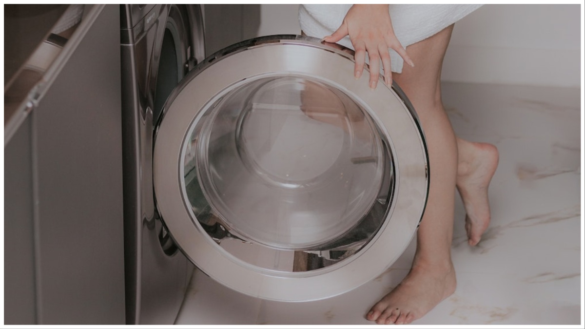 Aziona la lavatrice e non si accorge che c’è il figlio dentro: bimbo trovato morto