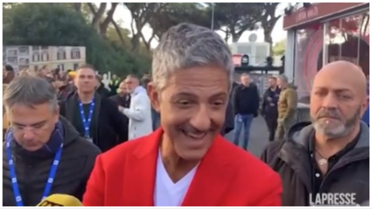Fiorello, vicino allo showman spunta un uomo con una croce celtica al collo: imbarazzo in Rai