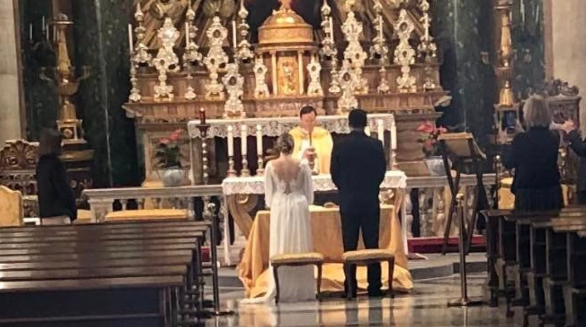 Matrimonio senza invitati: lui, lei e il prete (la foto della navata deserta fa il giro del web)