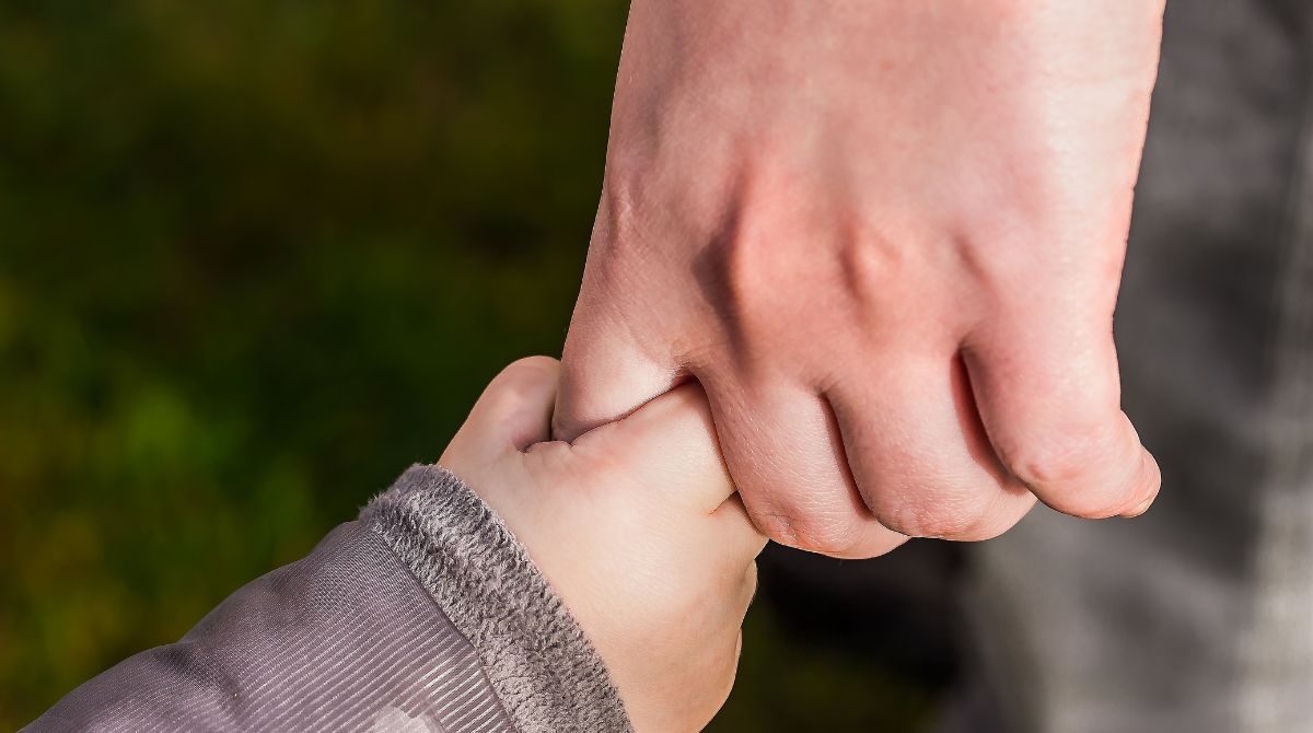 Madre non sa come dire alla figlia che il suo fratellastro in realtà è il suo vero padre