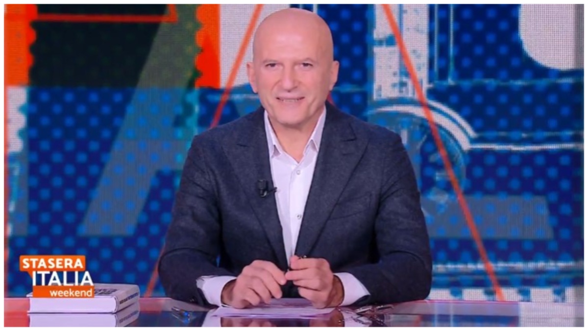 Mediaset manda via Augusto Minzolini in anticipo, il saluto al pubblico di “Stasera Italia”