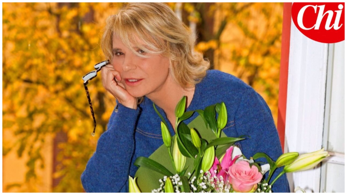 Maria De Filippi festeggia 62 anni in ufficio: la sorpresa di Pier Silvio Berlusconi