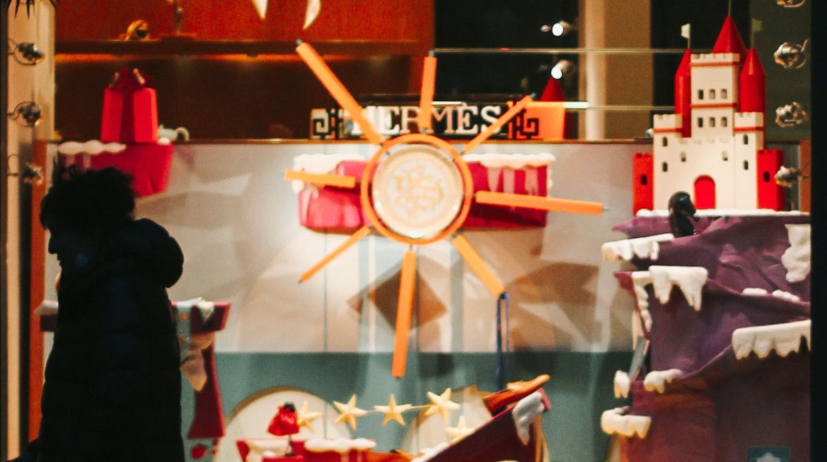 Erede di Hermès senza famiglia adotta il domestico e gli lascia tutto in eredità