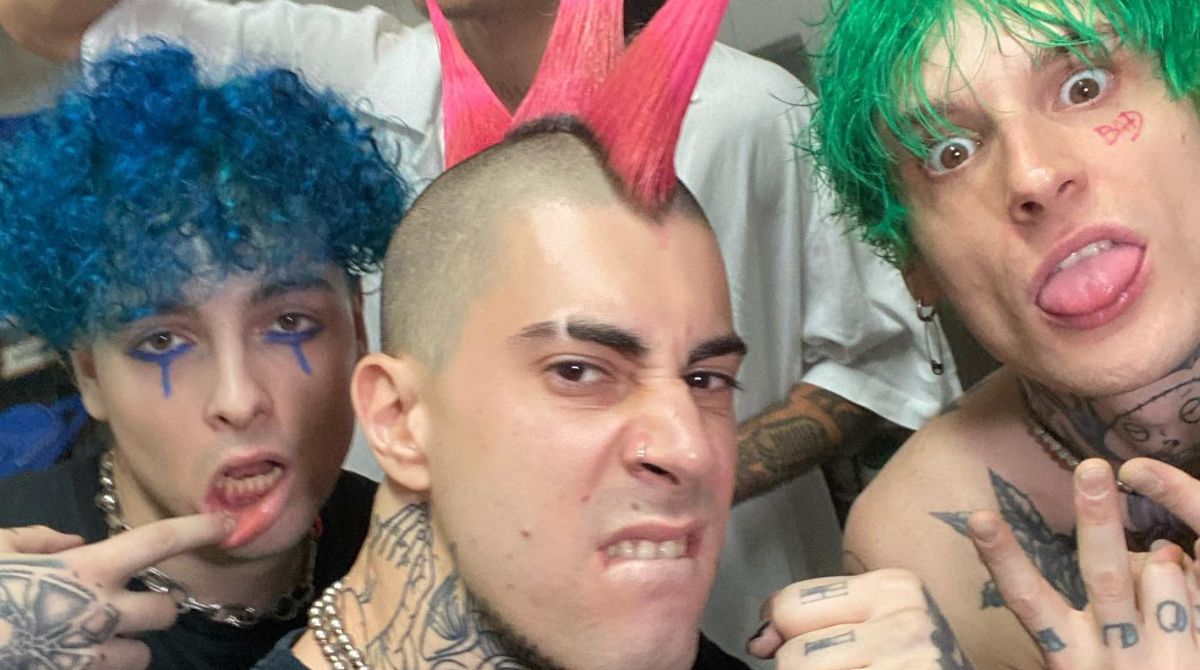 Scoppia il caso “La Sad” a Sanremo: il trio emo-punk accusato di inneggiare a droga e fluidità