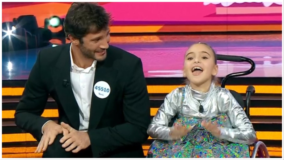 Stefano De Martino balla con una bimba speciale, poi “scappa” dalla giuria