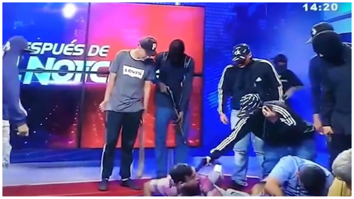 Commando armato irrompe in uno studio televisivo: spari in diretta