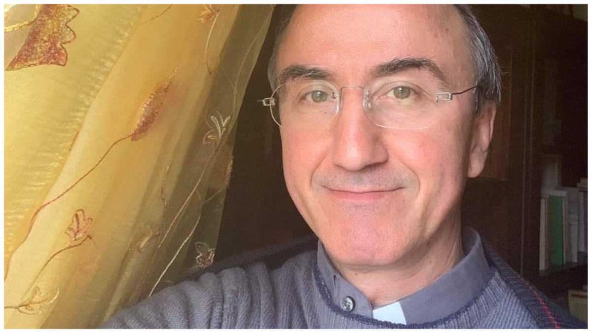 Si innamora di una donna e lascia la parrocchia: “Non riesco a fare a meno di lei”