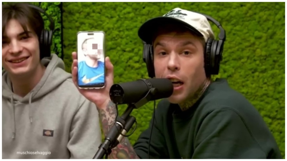 Fedez mostra la foto di un hater: “Questa è la tua faccia di ca**o”. Ma sbaglia persona