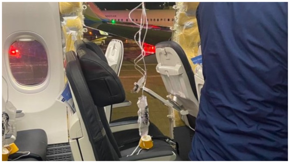 Il finestrino si stacca durante il volo, panico a bordo di un aereo: cosa ha fatto il pilota