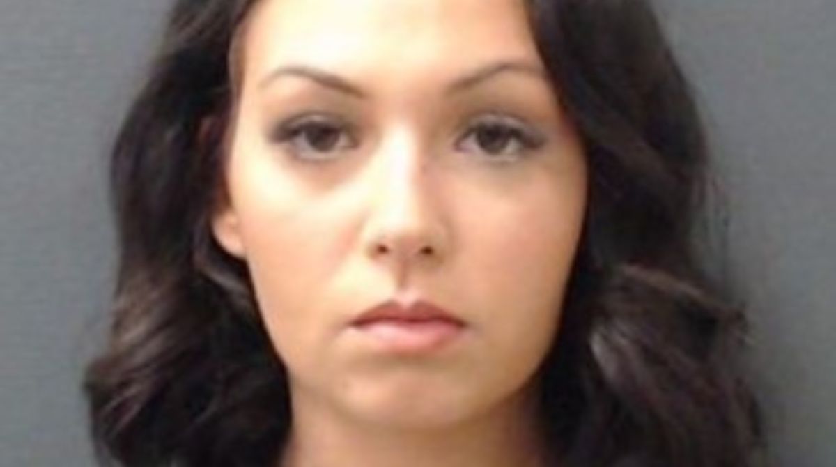 Insegnante fa sess0 con uno studente di 16 anni in aula e chiede agli altri alunni di fare il palo