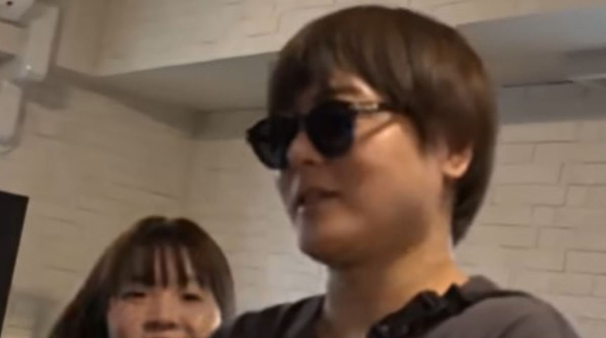 Papà casalingo mantenuto dalle mogli: “Voglio avere 54 figli per entrare nella storia”