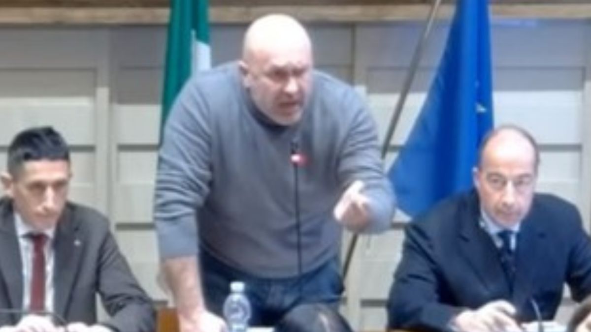 “Un uomo normale guarda il bel c*lo di un’altra donna e ci prova”, bufera sul sindaco di Terni