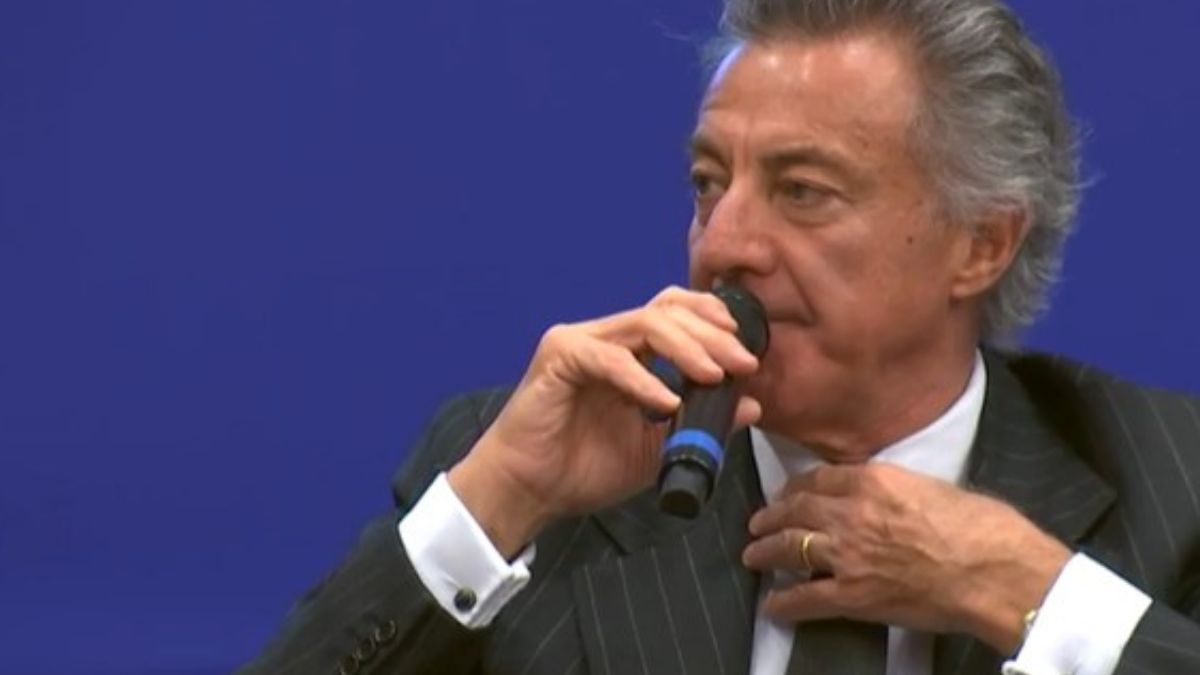 Luca Barbareschi arrogante con una giornalista: “Lei deve solo introdurci”. I sindacati insorgono