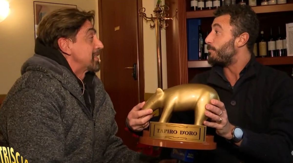 Valerio Staffelli consegna il Tapiro a Emanuele Pozzolo: “L’anno prossimo col mitra?”