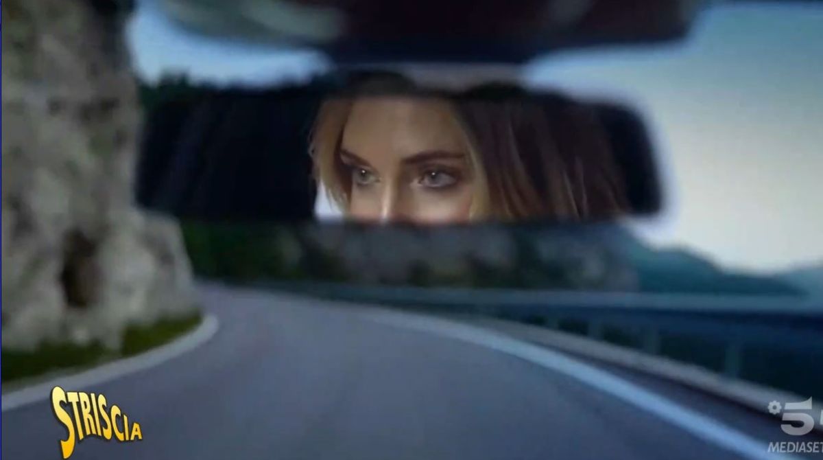 Chiara Ferragni beccata da “Striscia La Notizia” con il Suv in divieto di sosta