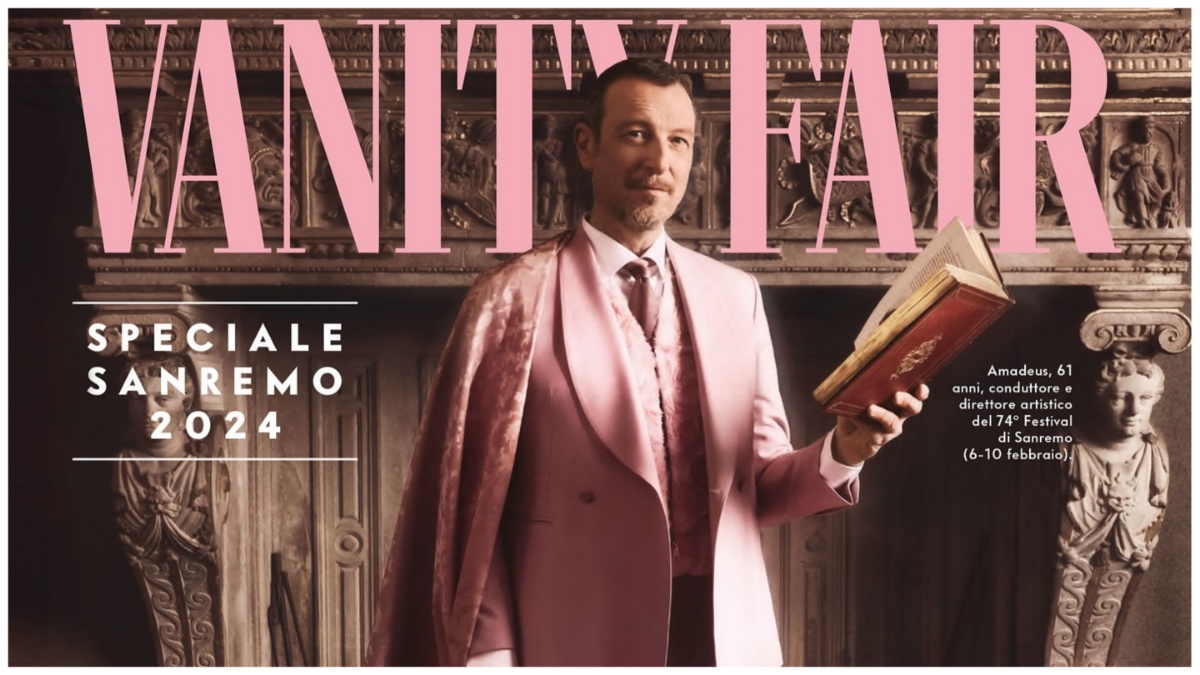 Amadeus in blazer e mantello rosa sulla copertina di “Vanity Fair”: l’ironia di Fiorello