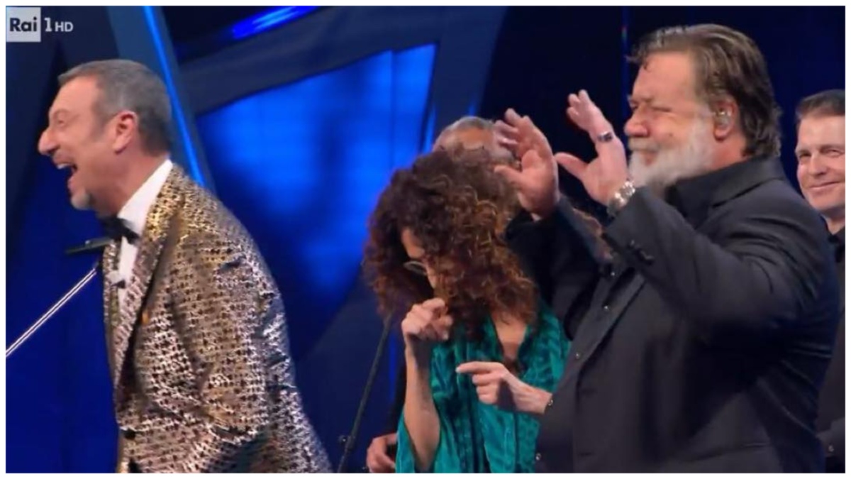 Russell Crowe sbeffeggia il ballo del qua qua di John Travolta – Video