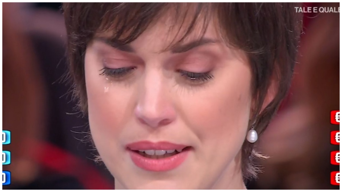 “Affari Tuoi”, la concorrente blocca il gioco e scoppia in lacrime: “Ho toccato il fondo”
