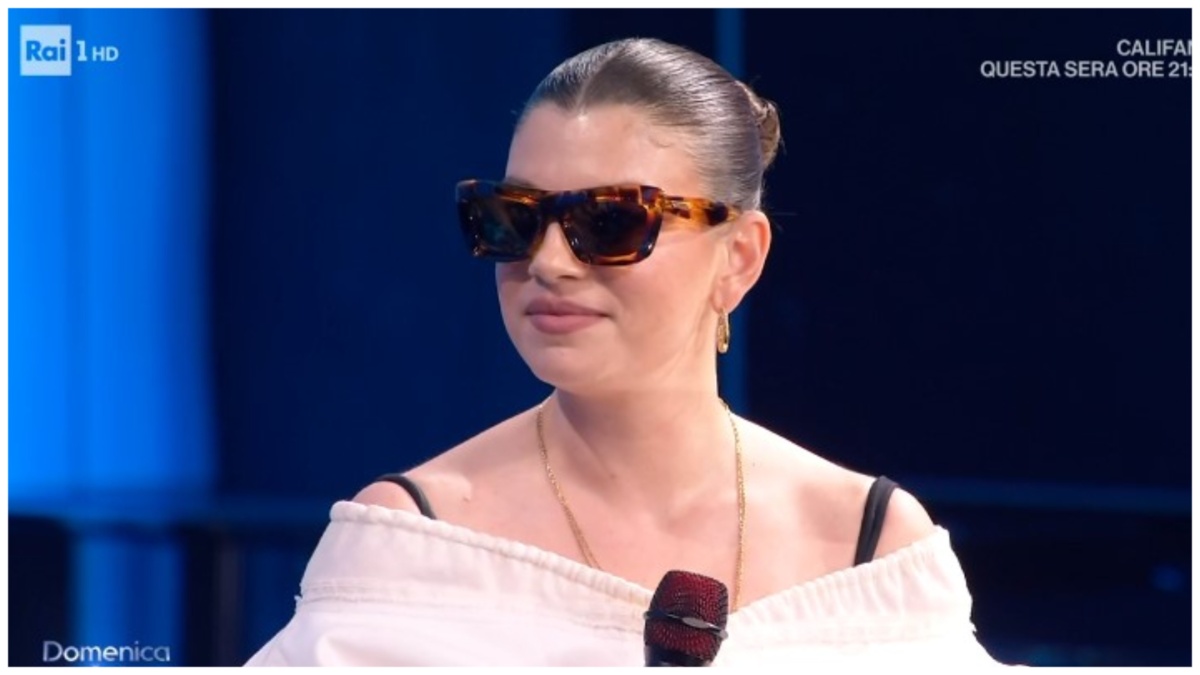 Emma Marrone in tv con gli occhiali da sole dopo i bagordi post Sanremo: “Vicinissima a un collega”