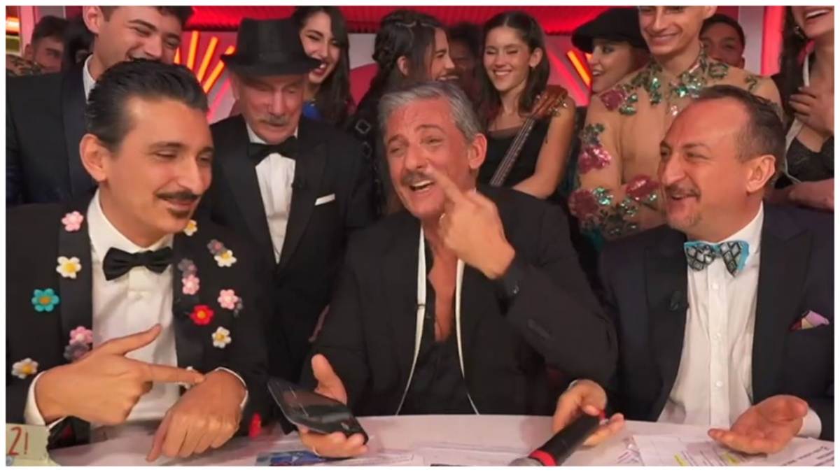 Fiorello, la madre chiama in diretta a notte fonda: lo showman si becca una “ramanzina”