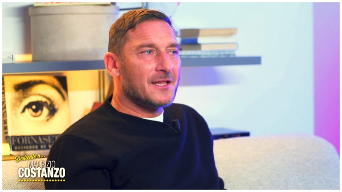 Francesco Totti e la barzelletta sulle corna nella serata dedicata a Costanzo: frecciata a Ilary?