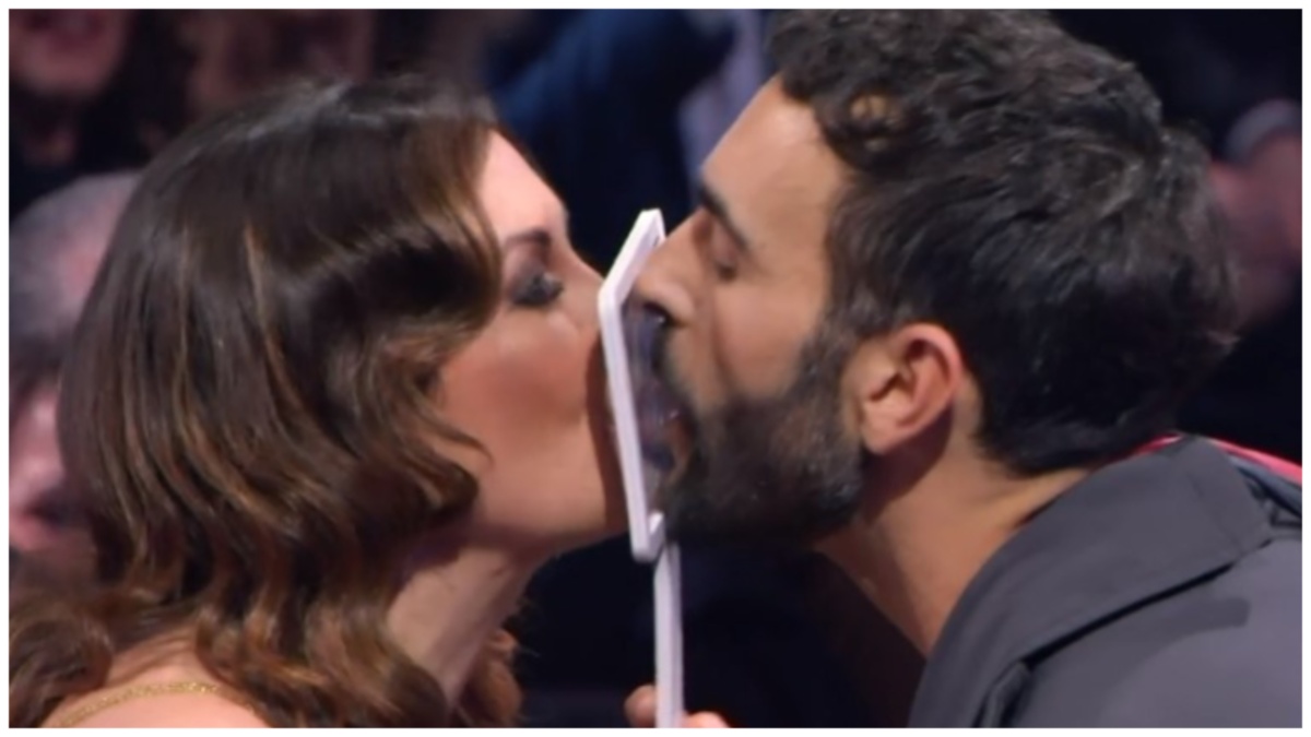 Sanremo 2024, Marco Mengoni “bacia” la moglie di Amadeus in diretta