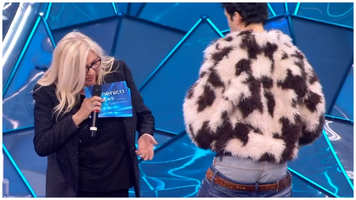 Domenica di “ordinaria follia” da Mara Venier…e il consigliere storce il naso