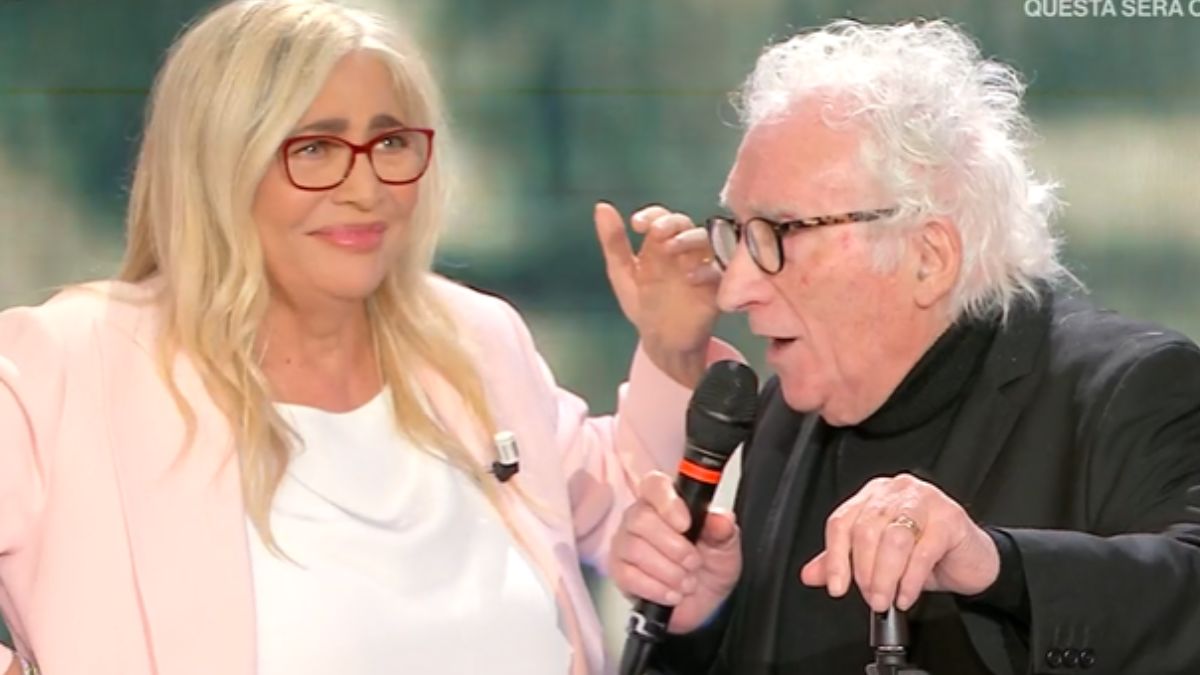 Mara Venier a Tony Dallara: “Ma dove guardi? Ti cascano gli occhi sempre lì!”
