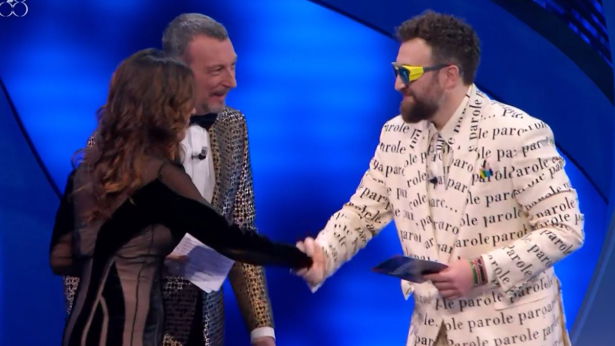 Dargen D’Amico e la battuta h0t a Sabrina Ferilli che nessuno ha notato