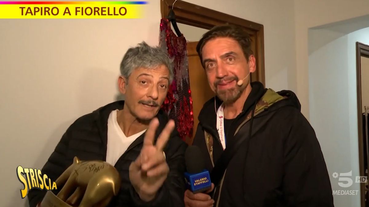 Rosario Fiorello riceve il Tapiro d’oro per il ballo con John Travolta: “Il tranello l’ha fatto lui a noi”