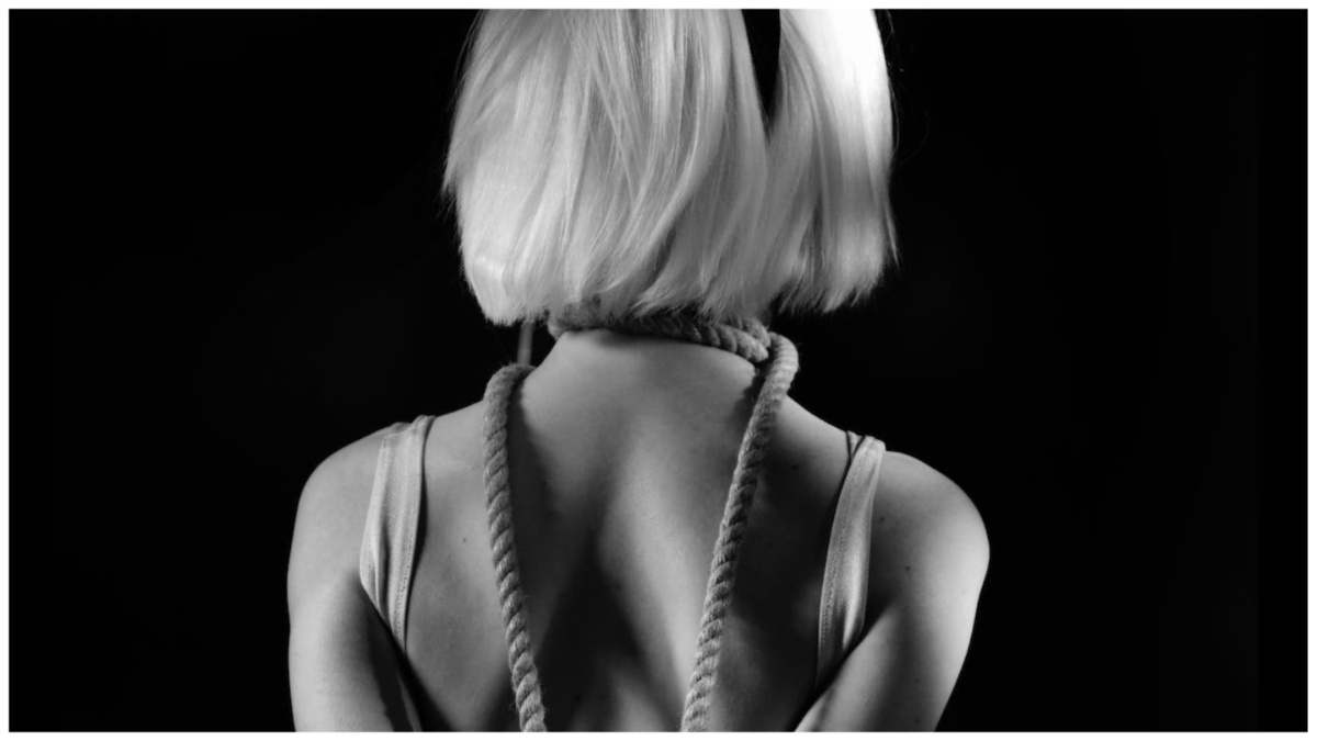 Trova la moglie con un cappio al collo in garage: pensa al suicidio ma era un gioco erotico