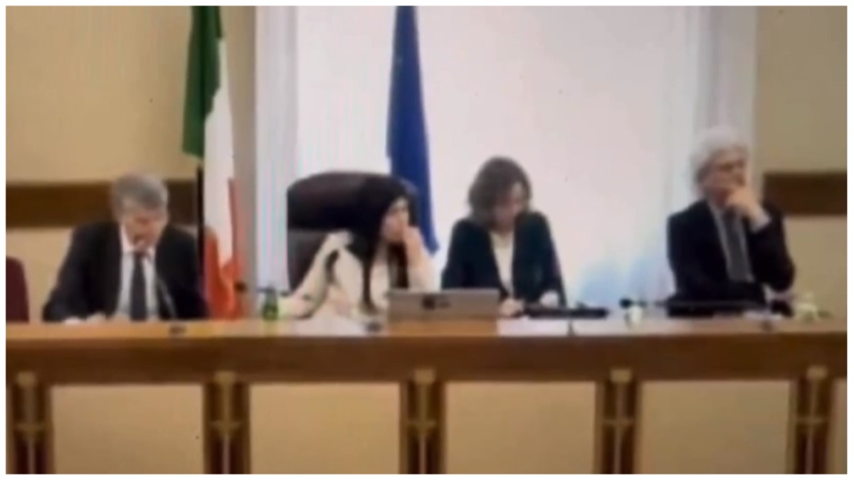 Gemiti simili ad un orgasmo durante la seduta della commissione antimafia: la spiegazione