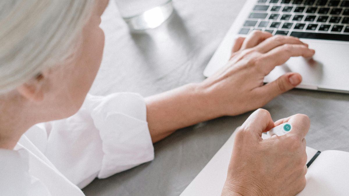 Apre la partita Iva a 78 anni: “Vado in ufficio ogni giorno alle 8.30, mi stanco a non fare niente”