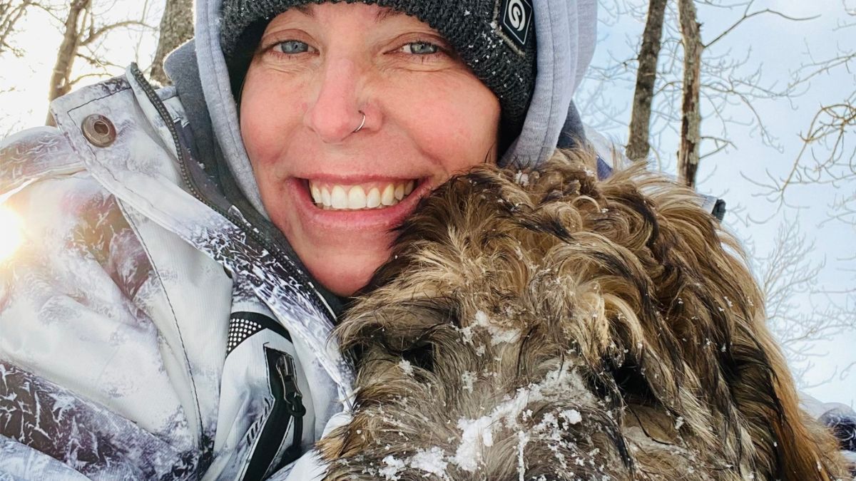 Si tuffa nel fiume ghiacciato per salvare il suo cane, ritrovati senza vita abbracciati dopo 3 mesi