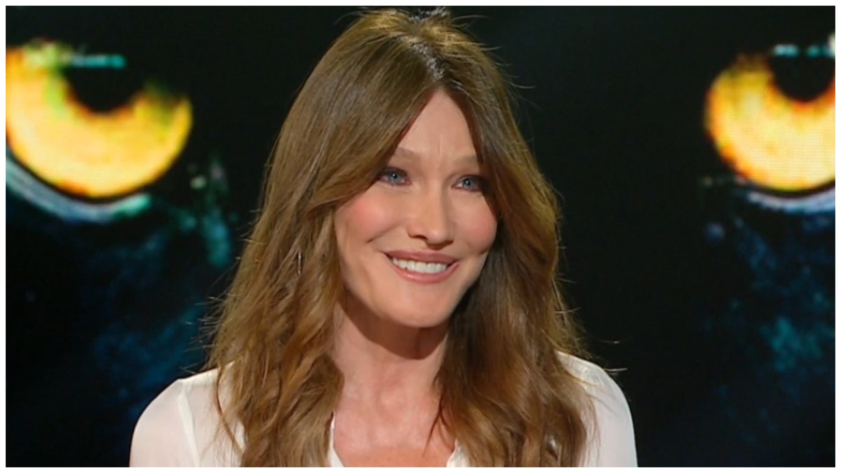 Carla Bruni al veleno a “Belve”: “Mia sorella nei film mi fa passare per ubriacona”. La replica