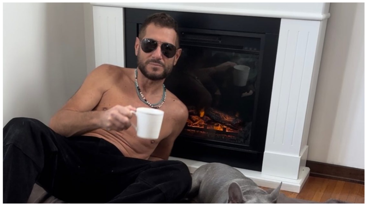 Enrico Papi: “Essere sposati da 25 anni assomiglia a una perversione”