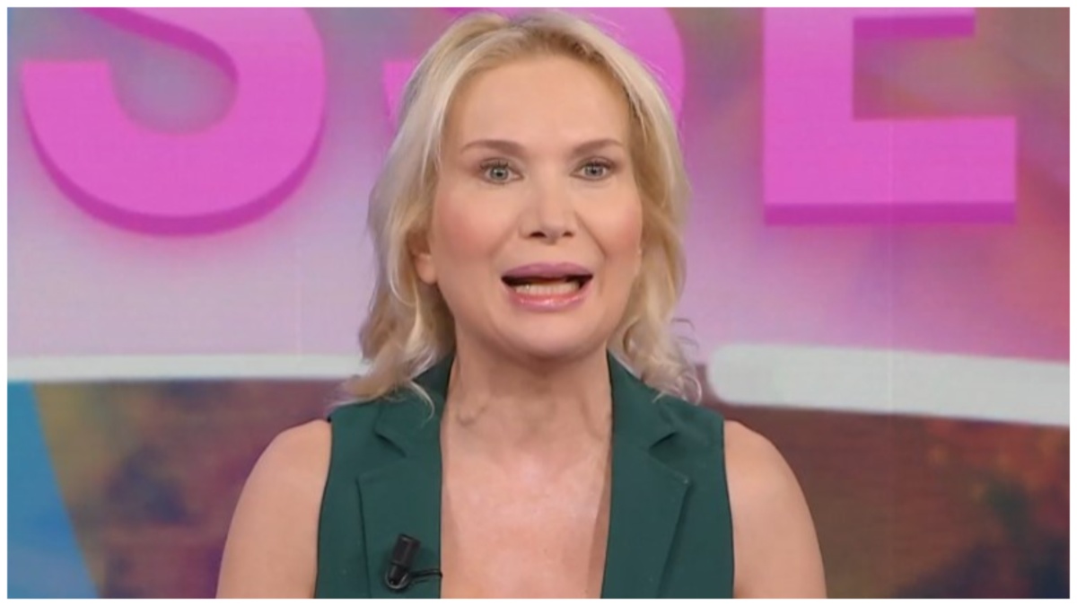 Vira Carbone bacchetta la figlia: “Ti pregherei di non chiamarmi mentre sono in diretta”