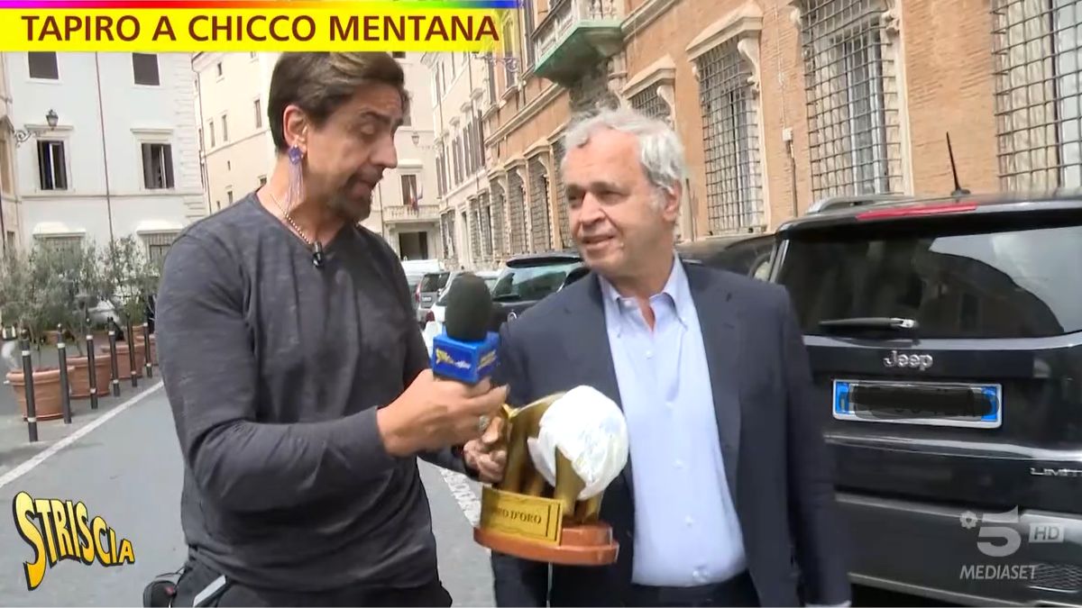 Enrico Mentana si scusa con i telespettatori e rifiuta il Tapiro con il pannolone