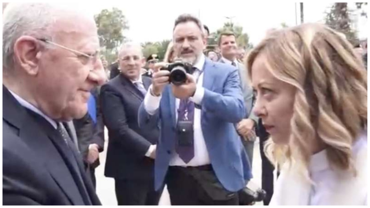 “Presidente, sono quella stron*a della Meloni”, la replica a scoppio ritardato di Vincenzo De Luca
