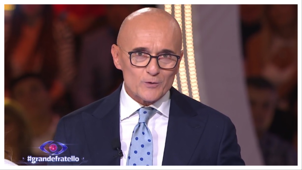 Alfonso Signorini si autosospende da Mediaset: “Campagna calunniosa”. La reazione del Biscione