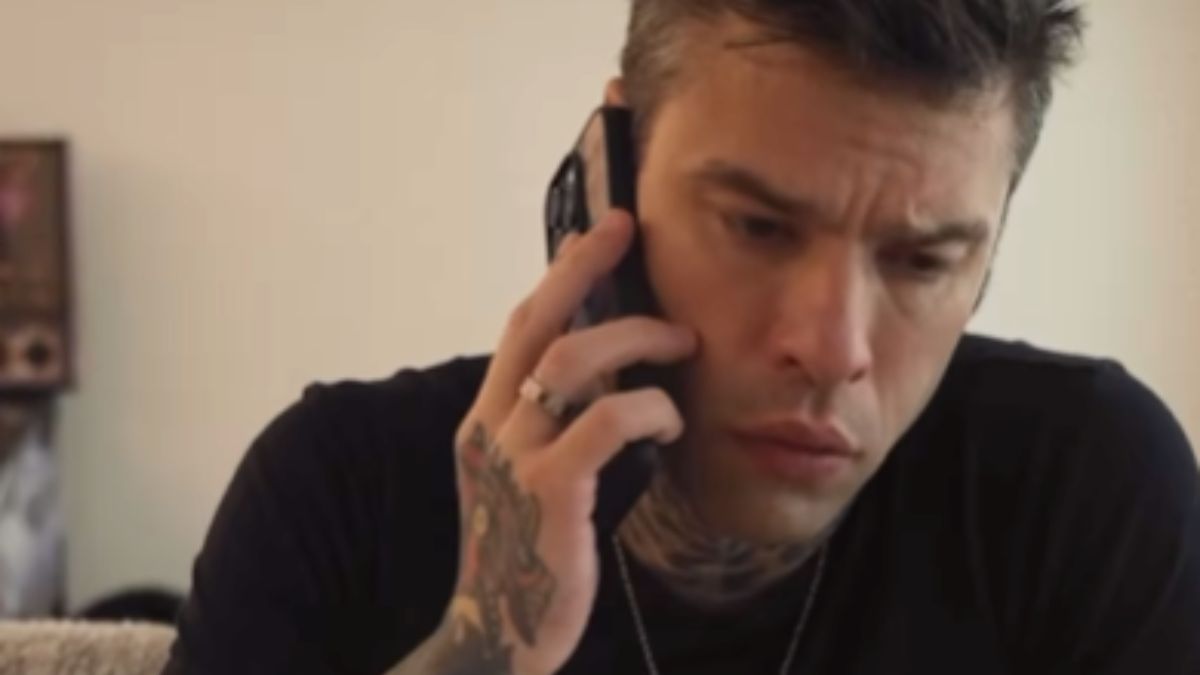 Fedez festeggia il suo compleanno lontano da Instagram: le foto con pochi amici e l’assistente