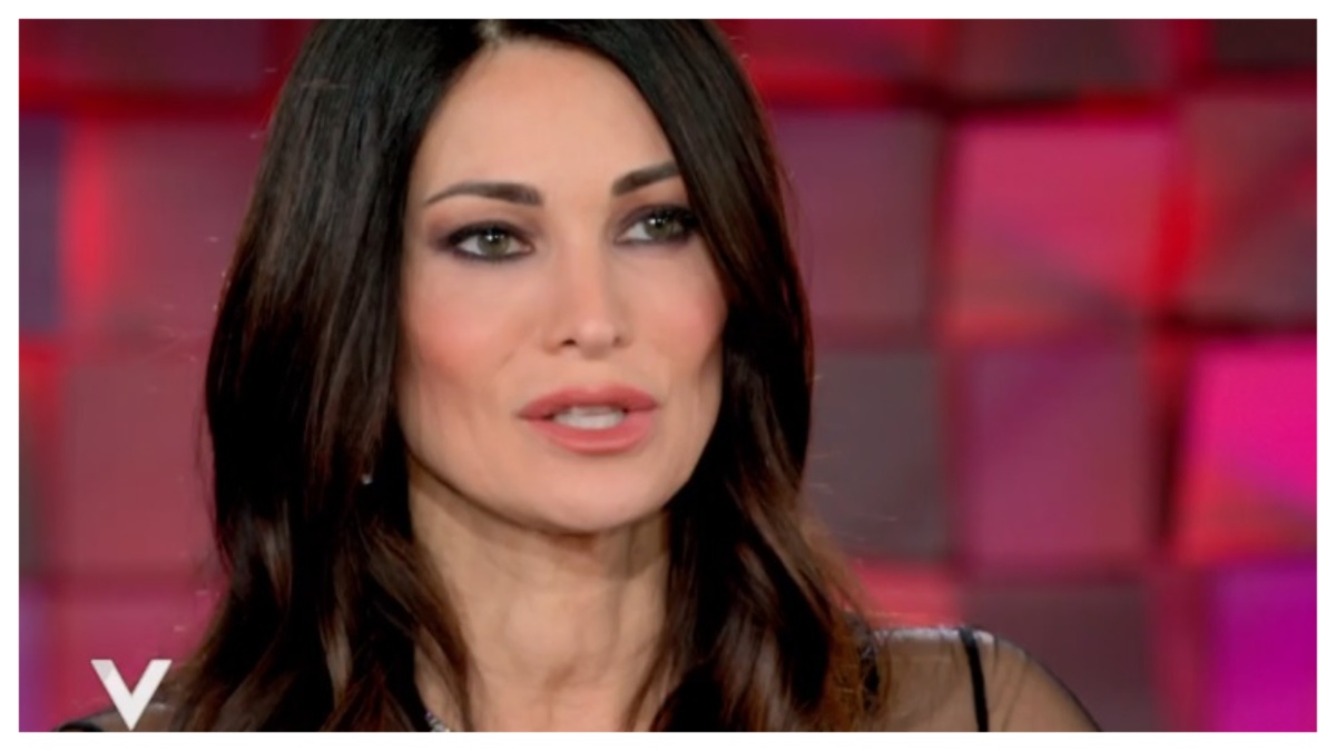 Manuela Arcuri a “Verissimo”: “Mi disse di alzarmi la maglietta e fargli vedere il seno”
