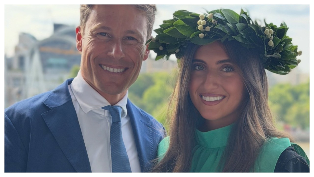 Massimiliano Ossini vola a Londra per la laurea della figlia – FOTO